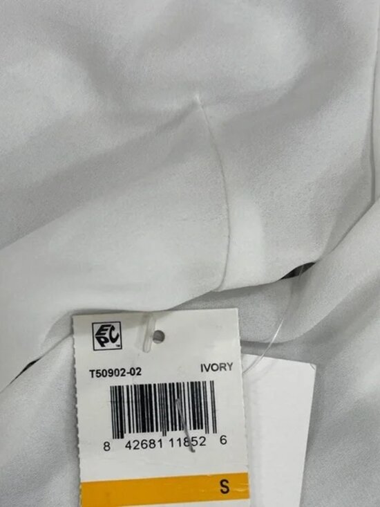 Q+A Ivory Ruffle V-Neck Blouse - Picture 4 of 15